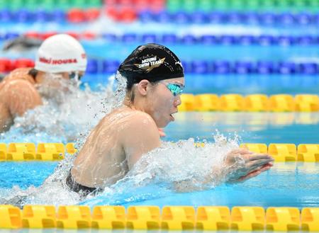 　女子１００ｍ平泳ぎで優勝した青木玲緒樹（撮影・佐々木彰尚）