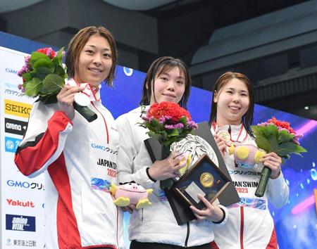 　女子１００ｍ平泳ぎで優勝した青木玲緒樹（中央）と準優勝の鈴木聡美（左）、３位の宮坂倖乃（撮影・佐々木彰尚）