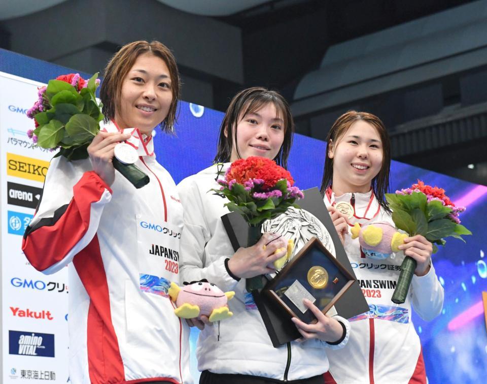 　女子１００ｍ平泳ぎで優勝した青木玲緒樹（中央）と準優勝の鈴木聡美（左）、３位の宮坂倖乃（撮影・佐々木彰尚）