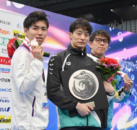 　男子１００メートル背泳ぎで１０連覇の入江陵介（中央）。準優勝の松山陸（左）。３位の三浦玲央（撮影・佐々木彰尚）