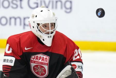 　アイスホッケー女子世界選手権、米国戦で宙に浮いたパックを目で追う日本のＧＫ増原海夕＝５日、ブランプトン（カナダ通信提供・ＡＰ＝共同）