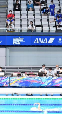 　女子２００ｍ自由形予選を棄権し客席から観戦する池江璃花子（上）＝撮影・佐々木彰尚