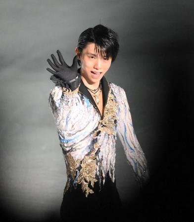　フィナーレで歓声に応える羽生結弦さん（撮影・堀内翔）