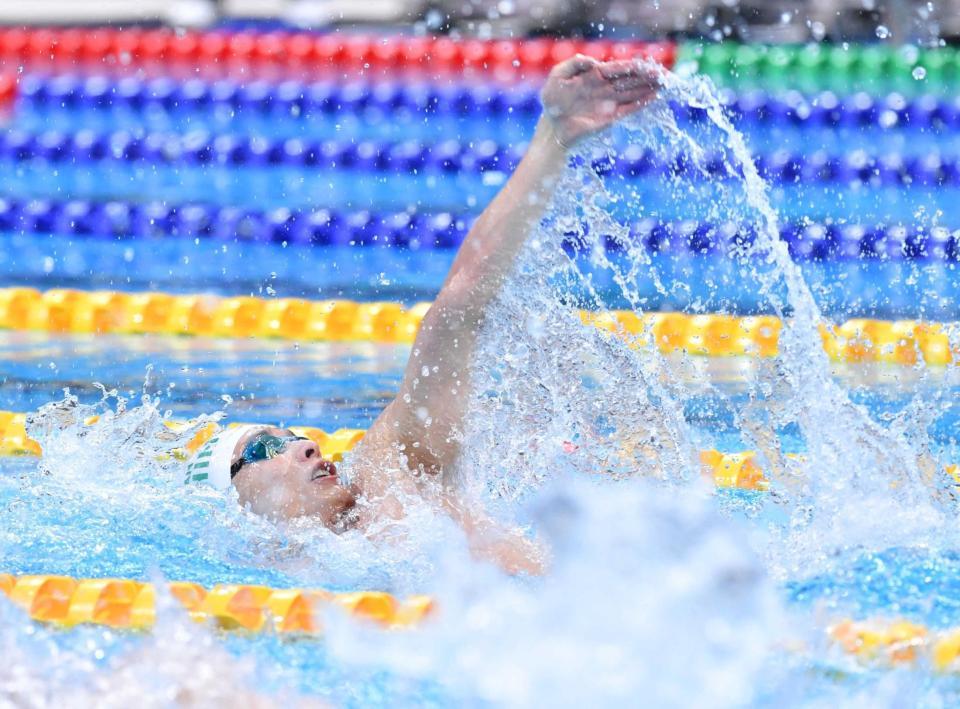 　男子１００ｍメートル背泳ぎで優勝