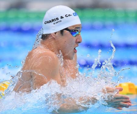 　男子２００ｍ平泳ぎ予選で泳ぐ瀬戸大地（撮影・西岡正）