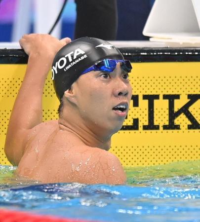 　男子２００ｍｍ平泳ぎ決勝で優勝し、電光掲示板を確認する渡辺一平（撮影・西岡正）