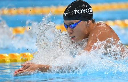 　男子２００ｍｍ平泳ぎ決勝で優勝した渡辺一平（撮影・西岡正）