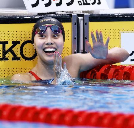 　女子２００メートル平泳ぎで優勝し笑顔の今井月＝東京アクアティクスセンター