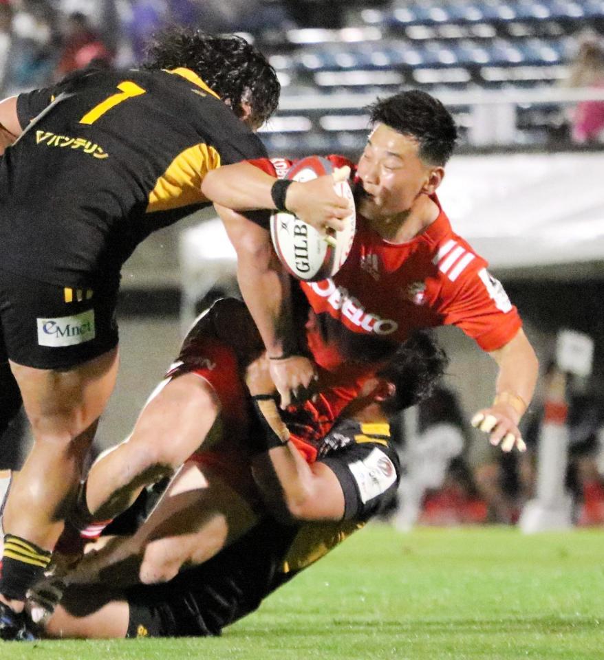 　前半、タックルで止められる神戸のＳＯ李承信