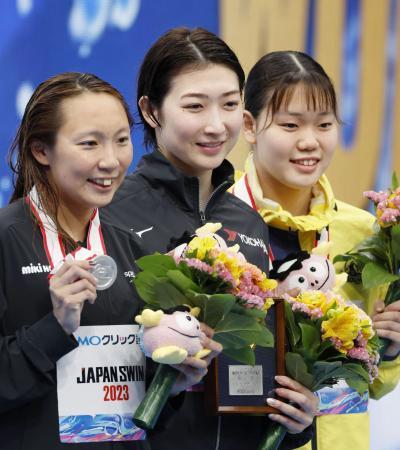 　女子５０メートルバタフライで優勝し、表彰式で笑顔の池江璃花子（中央）＝東京アクアティクスセンター