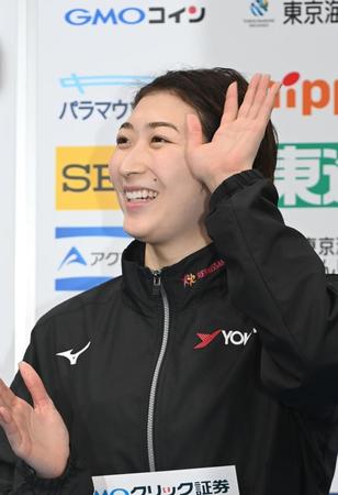 　女子５０メートル自由形で優勝し、表彰式で手を振る池江璃花子