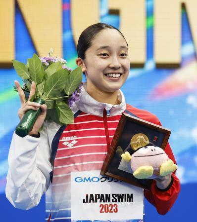 　女子４００メートル個人メドレーで優勝し、笑顔でポーズをとる成田実生＝東京アクアティクスセンター