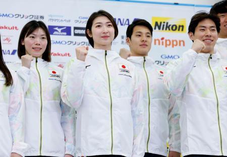 　世界選手権の競泳代表に決まり、ポーズをとる池江璃花子（左から２人目）ら＝１０日、東京都北区の味の素ナショナルトレーニングセンター