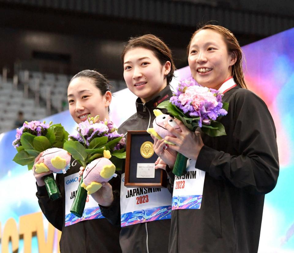 　女子５０メートル自由形で優勝した池江璃花子（左は２位の五十嵐千尋、右は３位の相馬あい）＝撮影・佐々木彰尚