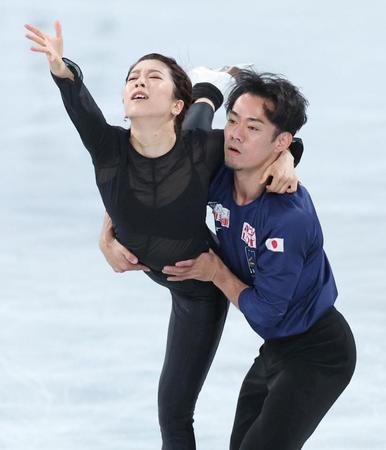 　公式練習で調整する村元（左）、高橋組