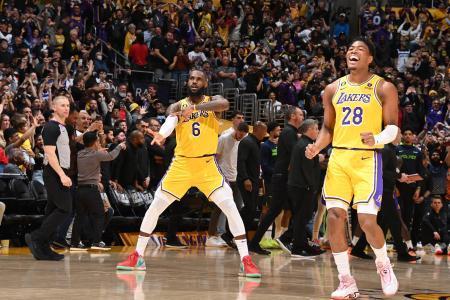 　ＮＢＡプレーオフ進出決定戦、レーカーズの八村塁（右）とレブロン・ジェームズ＝１１日、ロサンゼルス（ＮＢＡＥ提供・ゲッティ＝共同）