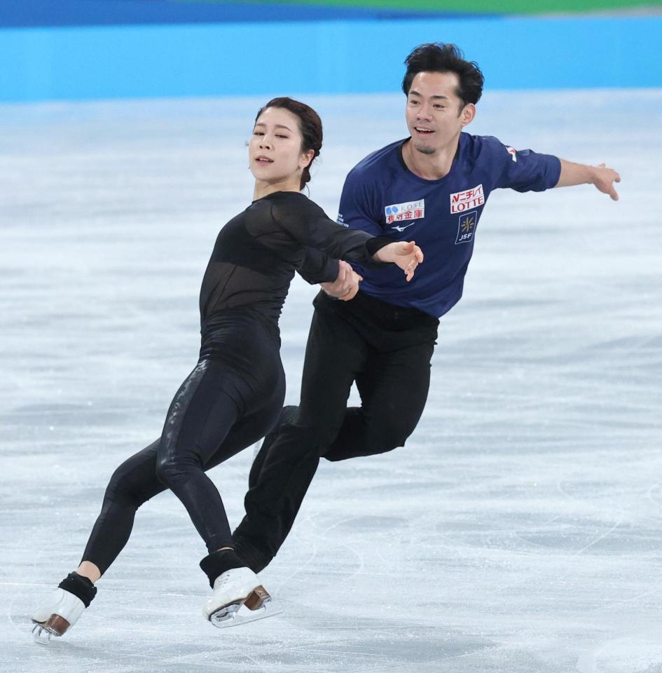 　公式練習で調整する村元（左）、高橋組