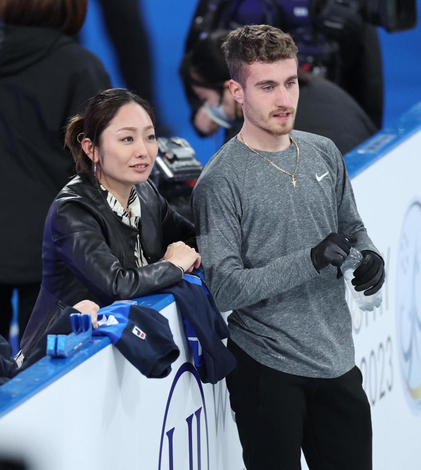 　マッテオ・リッツォ（右）のコーチを務める安藤美姫さん