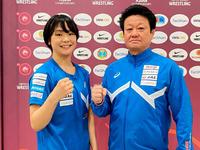 　女子53キロ級で優勝し、吉田沙保里が記録した１１９連勝に並び笑顔の藤波朱理。右はコーチで父の俊一氏