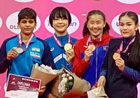 　女子53キロ級で優勝し、メダルを掲げる藤波朱理（左から２人目）。吉田沙保里が記録した１１９連勝に並んだ