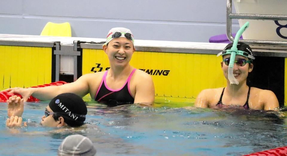 　代表合宿で笑顔を見せる鈴木聡美（左）