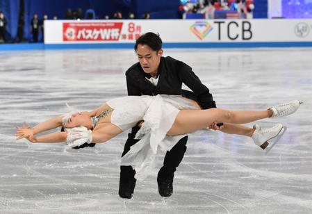 フリーダンスで演技を披露する村元哉中、高橋大輔組（撮影・佐々木彰尚）