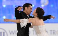 演技を終えて抱き合う村元哉中、高橋大輔組（撮影・佐々木彰尚）