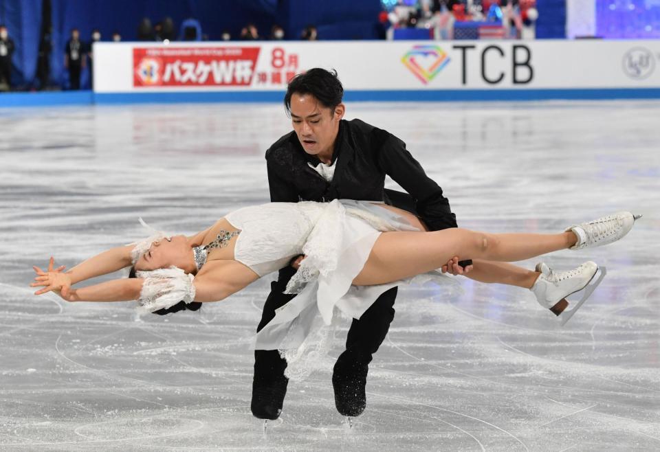 フリーダンスで演技を披露する村元哉中、高橋大輔組（撮影・佐々木彰尚）