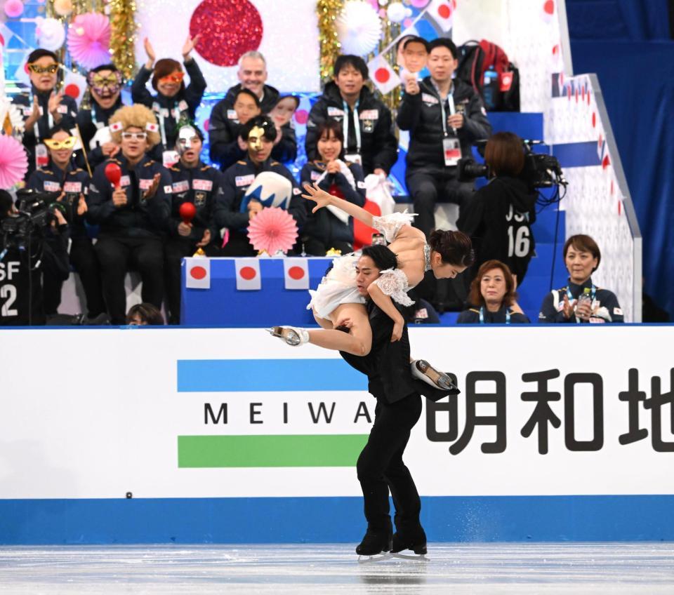 フリーダンスで演技を披露する村元哉中、高橋大輔組（撮影・佐々木彰尚）