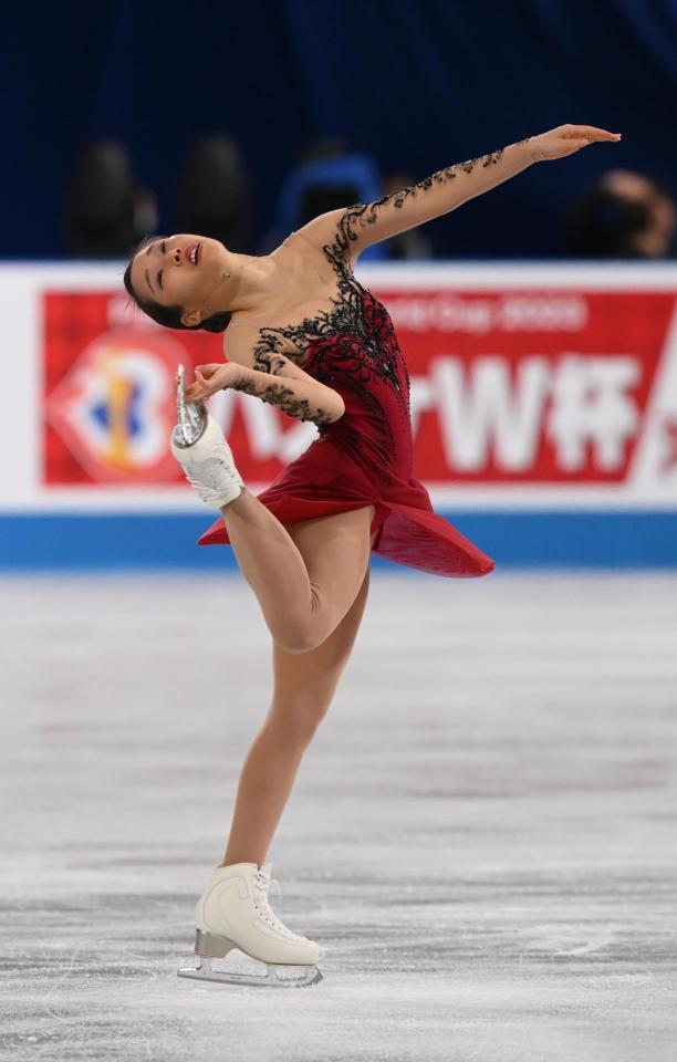 女子フリープログラムで演技を披露する三原舞依（撮影・佐々木彰尚）