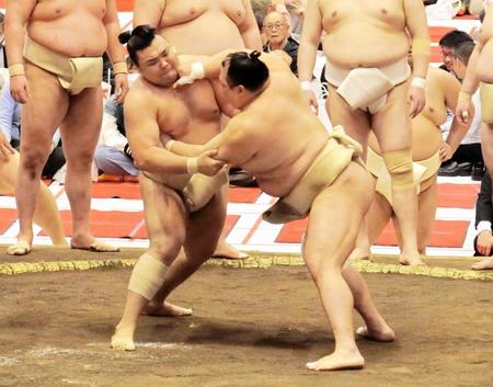 　北勝富士（右）と申し合いをする霧馬山