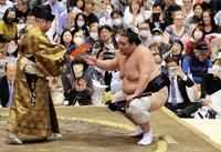 　幕内トーナメントで優勝し、勝ち名乗りを受ける照ノ富士