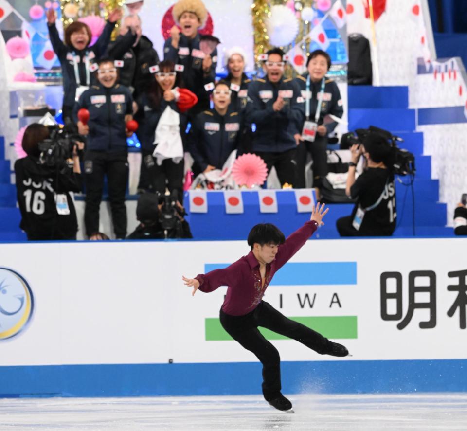 　男子フリープログラムで演技を披露する佐藤駿（撮影・佐々木彰尚）