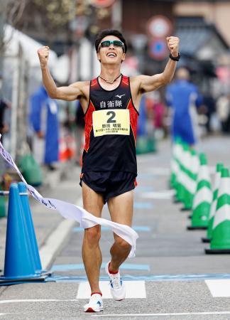 　日本選手権３５キロ競歩の男子を２時間２３分１３秒の日本新で制した野田明宏＝石川県輪島市