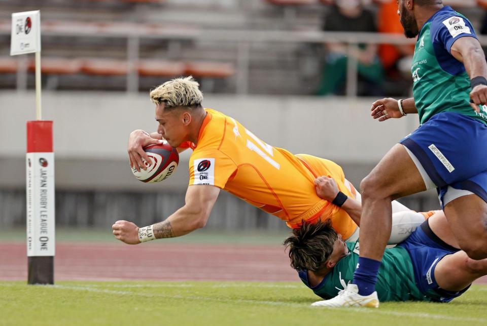 　前半、相手のタックルを受けながらトライを決める東京ベイ・バイレア