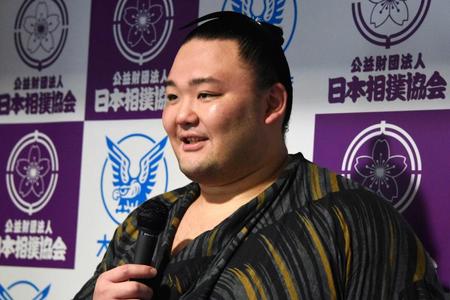 　大相撲の春巡業で取材に応じる朝乃山