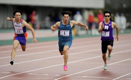 　男子１００メートル（タイムレース）　10秒35で優勝した坂井隆一郎（中央）＝島根県立浜山公園陸上競技場