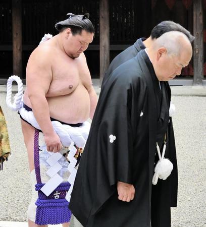 　八角理事長（右）らと靖国神社を参拝する照ノ富士