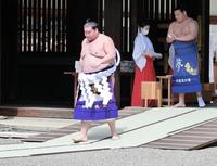 　靖国神社を参拝する照ノ富士