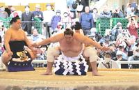 　靖国神社奉納大相撲で横綱土俵入りを披露する照ノ富士