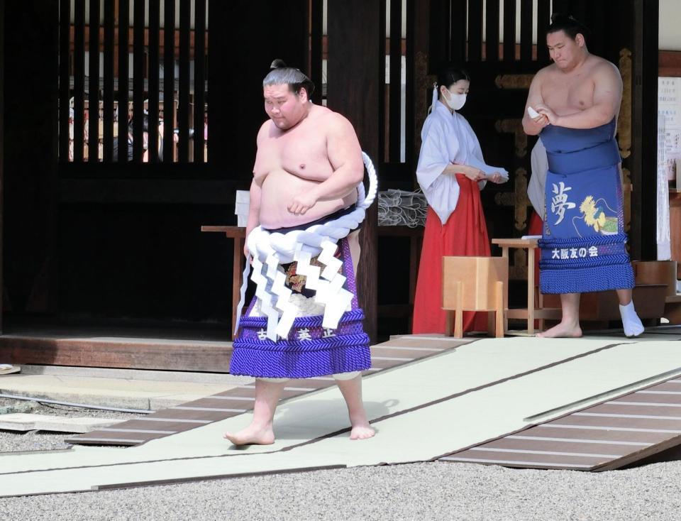 　靖国神社を参拝する照ノ富士