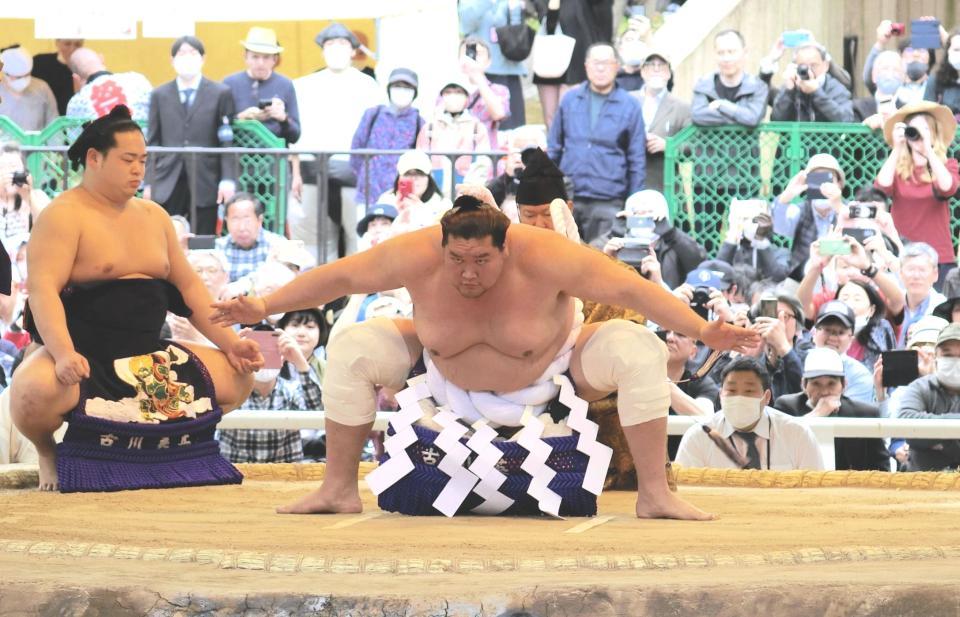 　靖国神社奉納大相撲で横綱土俵入りを披露する照ノ富士