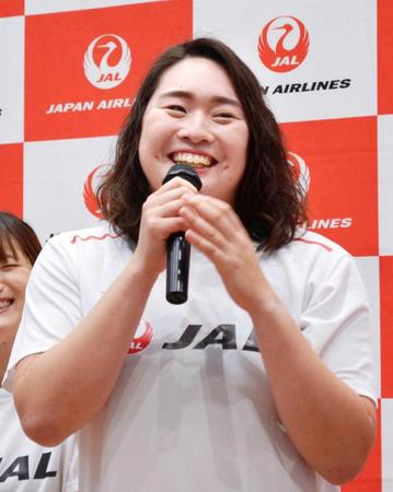 　会見で抱負を語る北口榛花