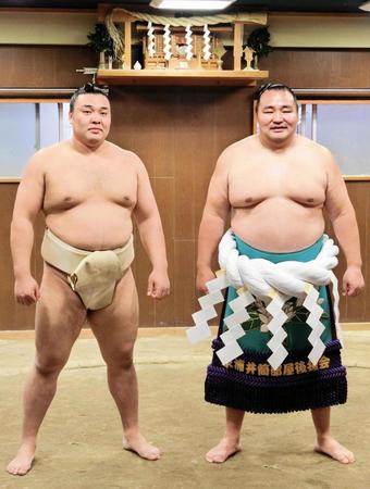 　綱打ちした綱を締めた鶴竜親方（右）と並ぶ霧馬山
