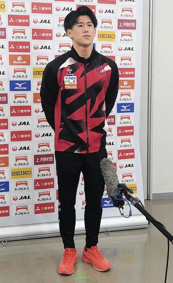 　取材に応じる橋本大輝