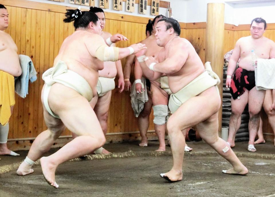 　阿炎（左）と申し合いをする霧馬山