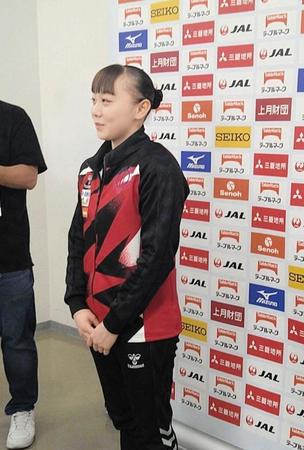 取材に応じる宮田笙子＝東京体育館