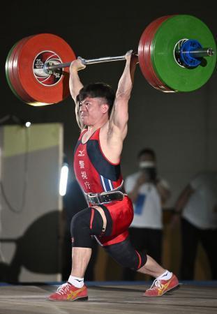 　男子６１キロ級　ジャークで１４９キロに成功した糸数陽一＝山梨市民総合体育館