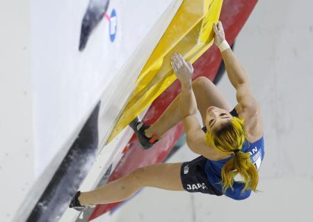 　ボルダー第１戦　女子予選Ｂ組を１位で通過した野中生萌＝エスフォルタアリーナ八王子