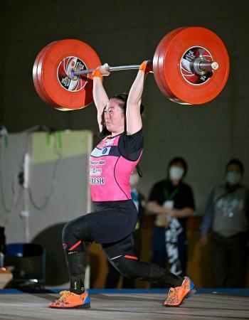 　女子５９キロ級　ジャークで１２０キロを挙げる安藤美希子＝山梨市民総合体育館